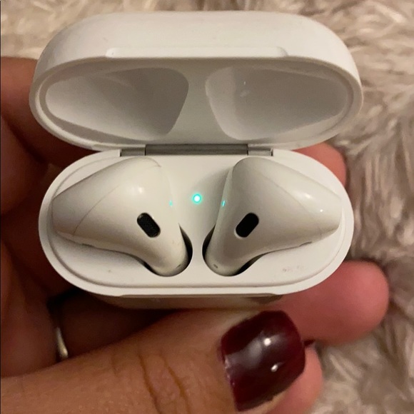 AirPods (1st generation) - Picture 4 of 6